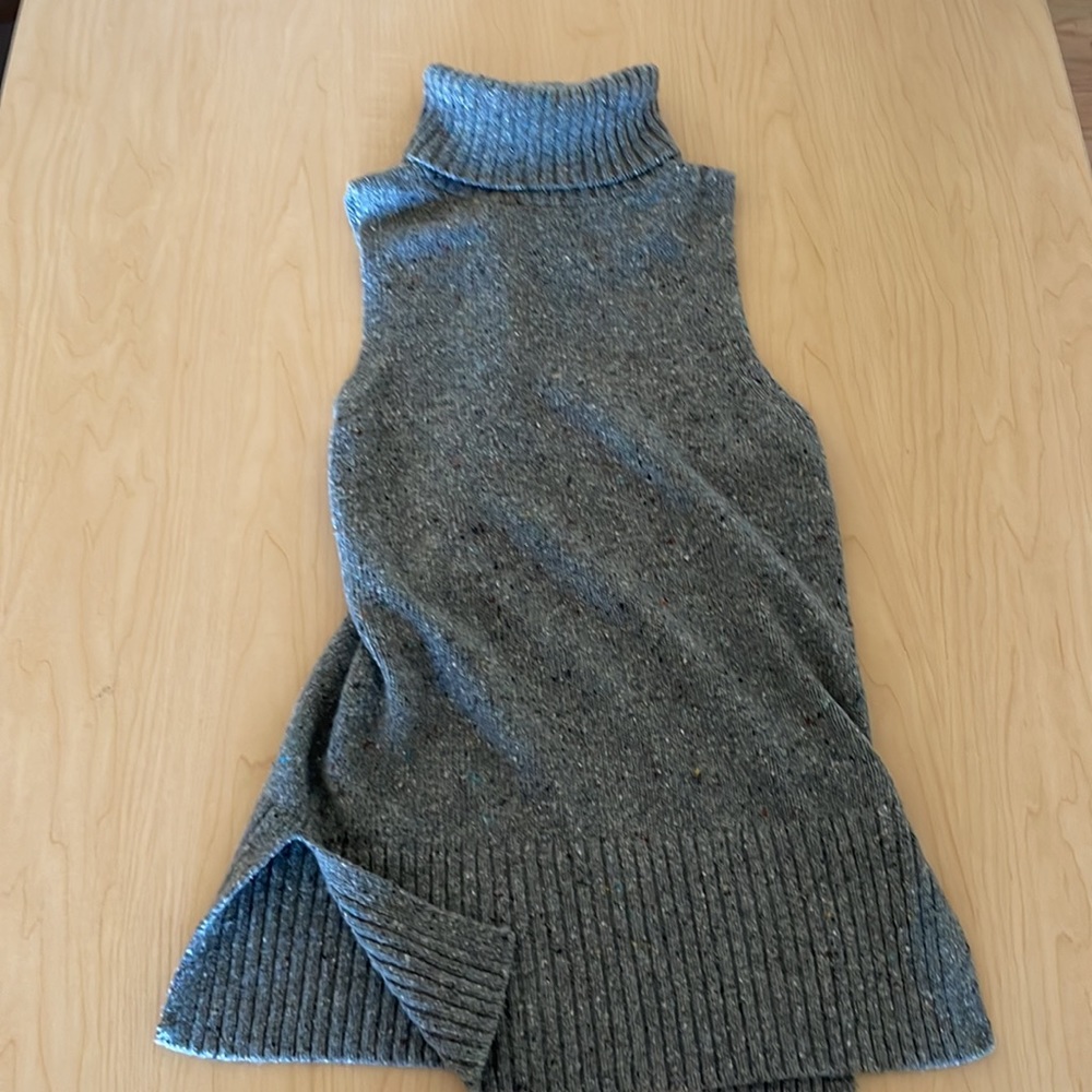 Club Monaco turtleneck sleeveless sweater top